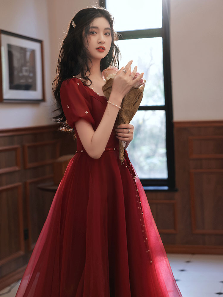 Elegant Maroon Dresses for Graduation: Perfect Styles for Your Big Day