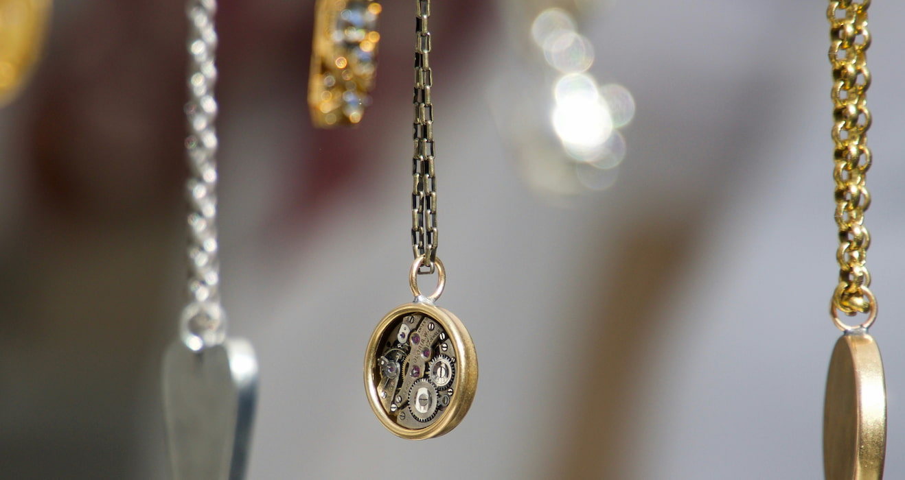 Caring for your 18k dog tag necklace: Simple cleaning tips to keep it shiny and prevent tarnishing over time
